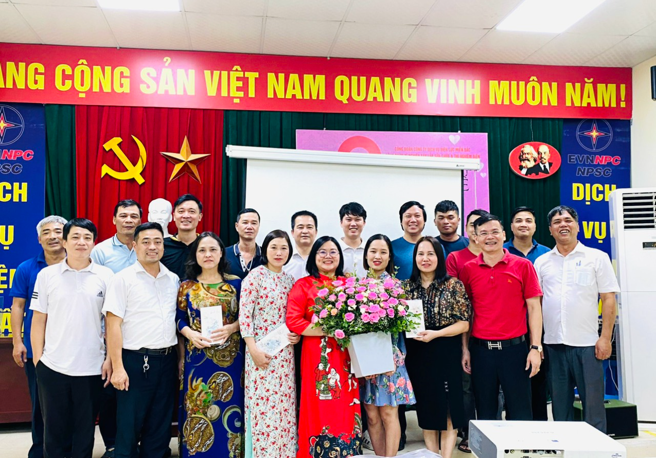 Công đoàn Xí nghiệp Xây lắp Sửa chữa và Thí nghiệm điện tổ chức buổi lễ gặp mặt và chúc mừng nữ CBCNV nhân Ngày Phụ nữ Việt Nam 20/10